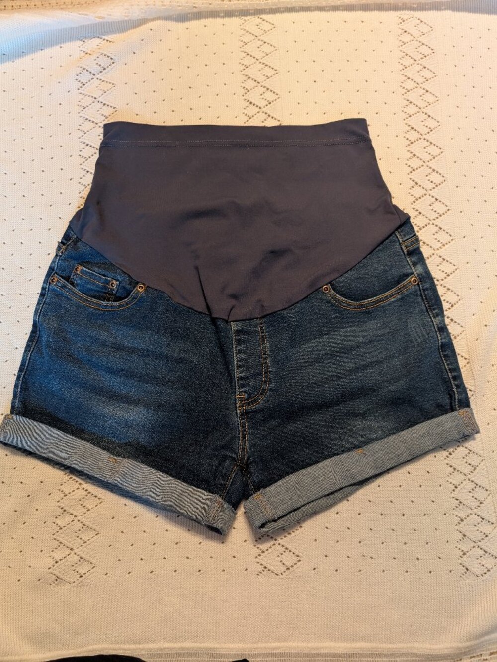 Maternity jean shorts with over belly panel size medium pockets!